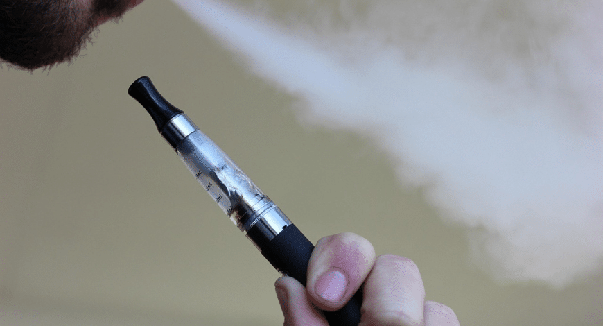 Person using weed pen with tips for buyers at an online dispensary